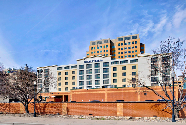 Exterior & Views 2, DoubleTree by Hilton Davenport, Scott