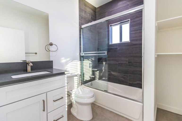 Bathroom 5, Green HomeStay, Los Angeles
