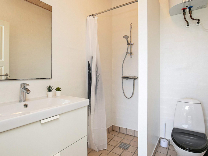 Bathroom, Spacious Holiday Home in Faaborg near Coast, Faaborg-Midtfyn