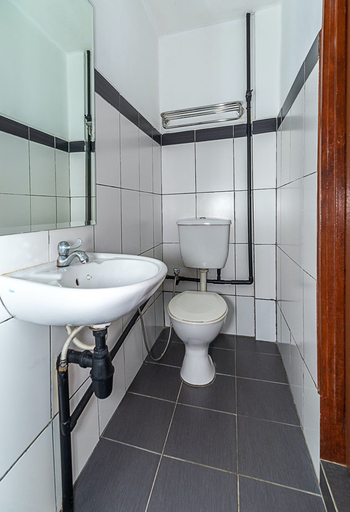 Bathroom, Super OYO 89847 Switz Paradise Hotel, Kota Kinabalu