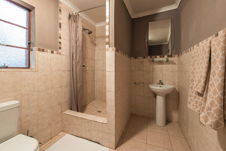 Bathroom 3, Pilanesberg View Guest house, Bojanala