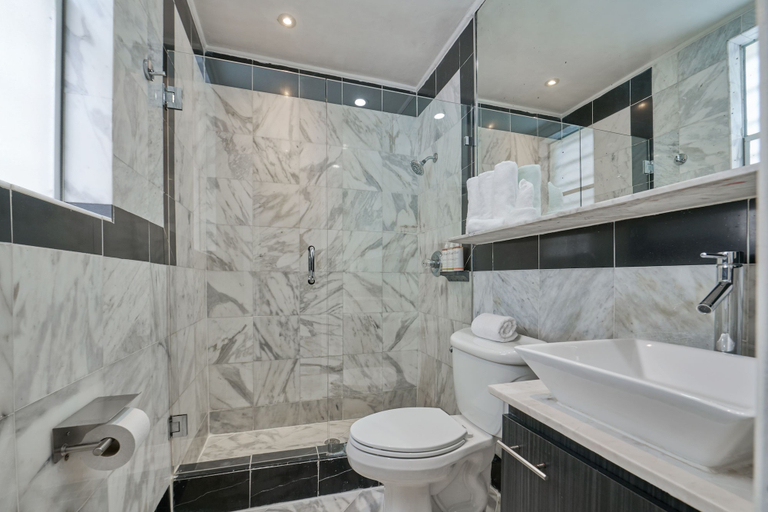 Bathroom 5, Hotel Shelley, Miami-Dade