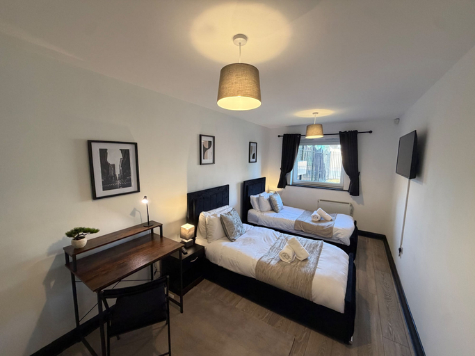 Others 3, Oak & Noir 2 Bed 2 Bath Wifi Free Parking Near Uni, Manchester