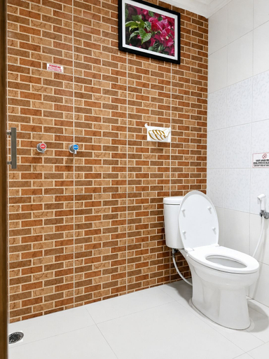 Bathroom 4, Queen City Hotel Banjarmasin ( A HARBOUR SIDE HOTEL ), Banjarmasin