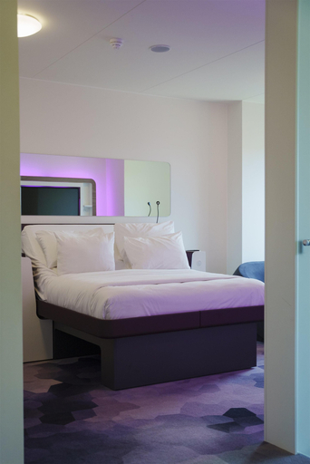 Bedroom 2, YOTEL Amsterdam, Amsterdam