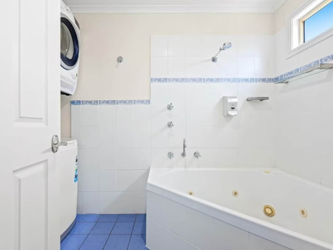 Bathroom 3, The Black Dolphin Holiday Park, Bega Valley