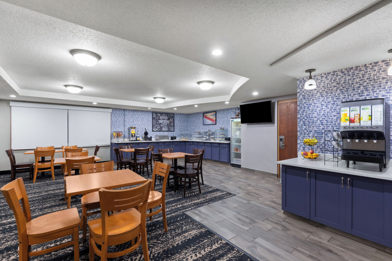 Food & Drinks 5, AmericInn by Wyndham Monmouth, Warren