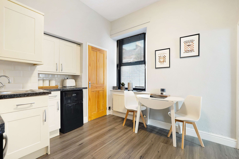 Others 4, Serene 2BR Stay in Penrith Sleeps 4 Parking Wifi, Cumbria