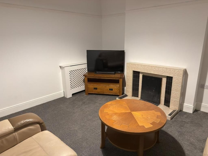 Others 3, Central Peterborough Home, Garden, Parking, 2 Bed, Peterborough