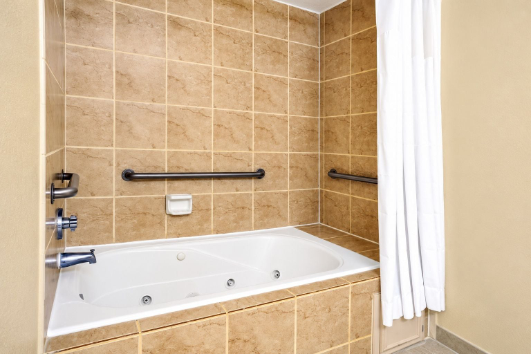 Bathroom 4, Days Inn & Suites by Wyndham Houston North/Aldine, Houston