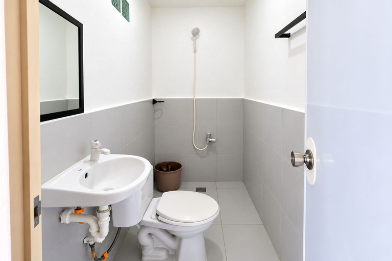 Bathroom 3, Guanna's Place Room and Resto Bar, Daanbantayan