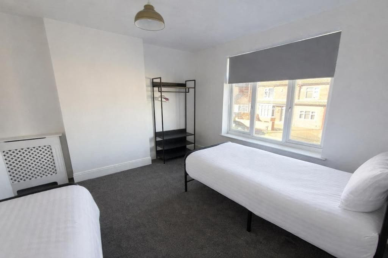 Others 4, Central Peterborough Home, Garden, Parking, 2 Bed, Peterborough