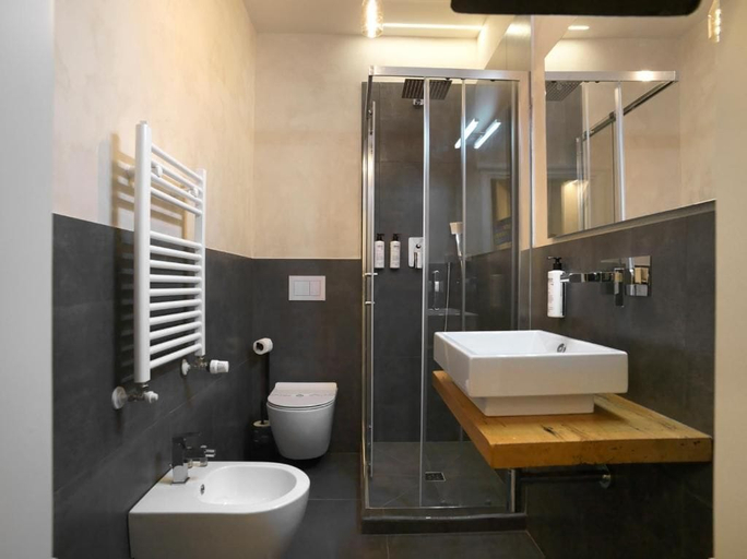 Bathroom 5, The Magnificent, Florence