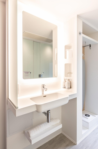 Bathroom 5, YOTEL Glasgow, Glasgow