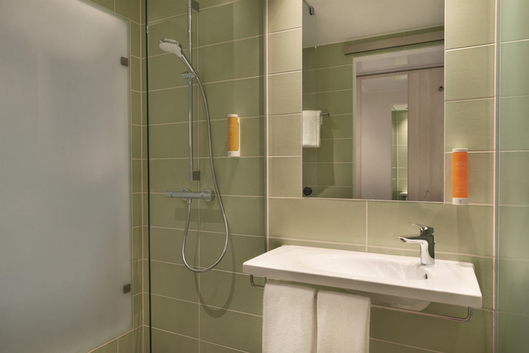 Bathroom 5, Super 8 by Wyndham Augsburg, Augsburg