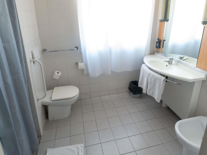 Bathroom 5, ibis Mendoza Hotel, Guaymallén