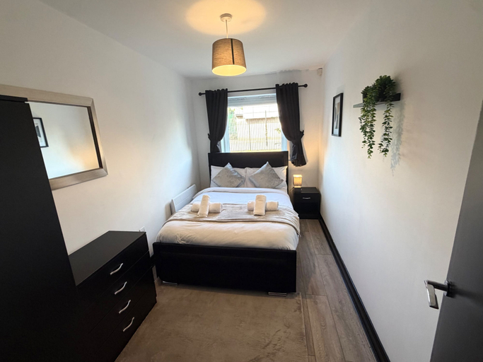Others 5, Oak & Noir 2 Bed 2 Bath Wifi Free Parking Near Uni, Manchester