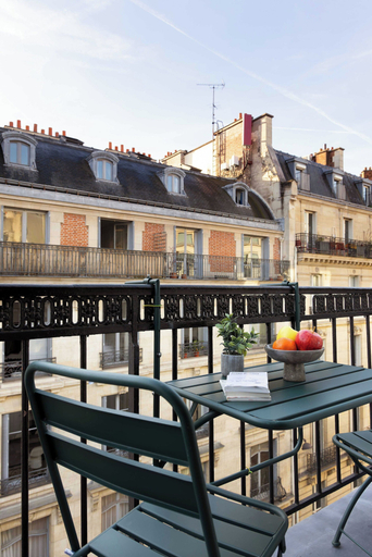 Others 1, Refined Studio With Balcony - 2P - Saint Lazare, Paris