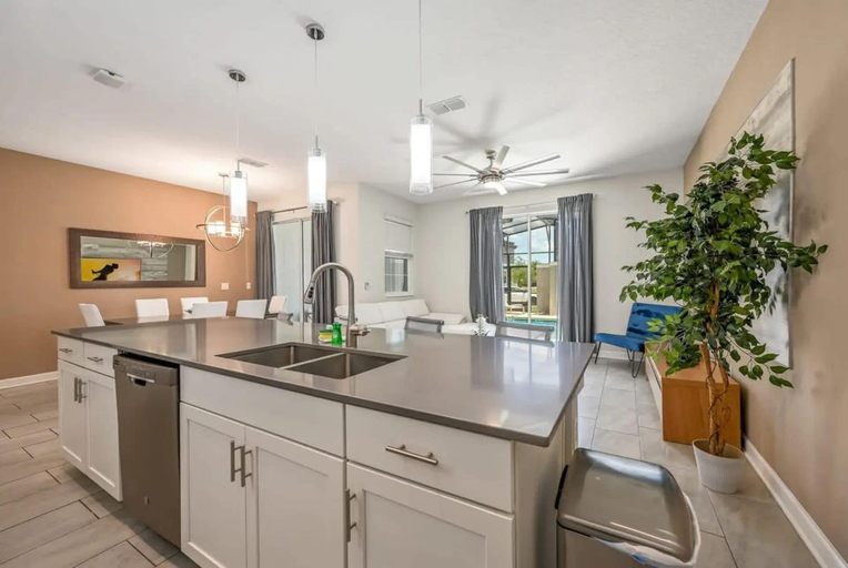 Others 2, Stylish 4BR Townhome w/ Pool Near Disney, Osceola