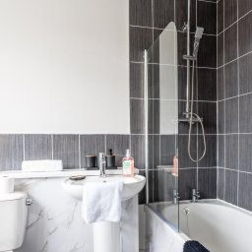 Others 4, Central Sunderland - Sleeps 7 - House - Parking, Sunderland