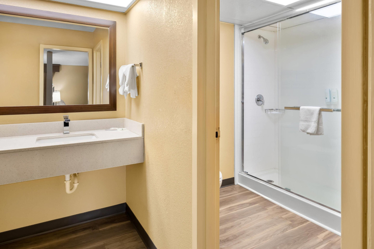 Bathroom 4, Quality Inn Perry - National Fairgrounds Area, Houston