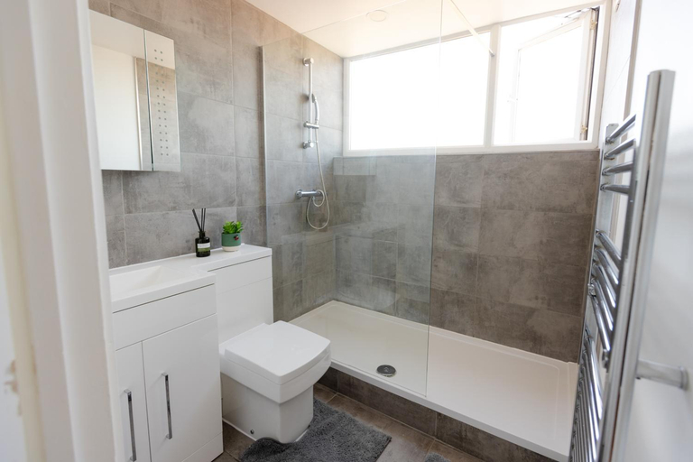 Others 5, Apartment - Sleeps 6 - Parking - WiFi, Surrey