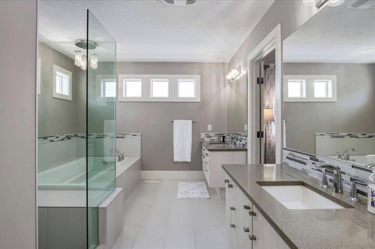 Others 2, Luxurious 7-bedroom House Rental in Chestermere, Canada, Division No. 6