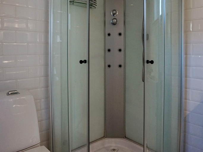 Bathroom 3, 4 Star Holiday Home in Okero, Öckerö