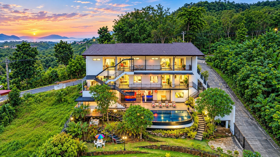 Exterior & Views