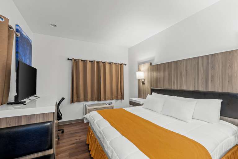 Bedroom 3, Days Inn by Wyndham Seattle Aurora, King