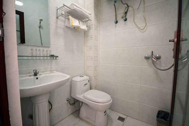 Bathroom 4, Yuquan Hotel, Weinan