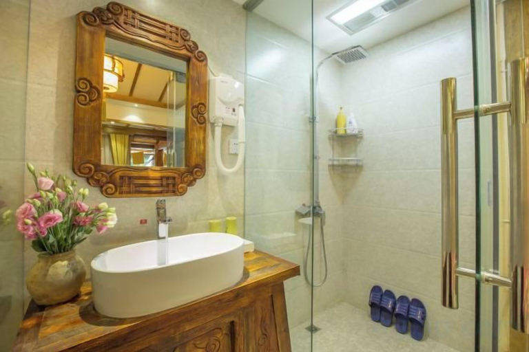 Bathroom 1, Yinhe Boutique Inn, Lijiang