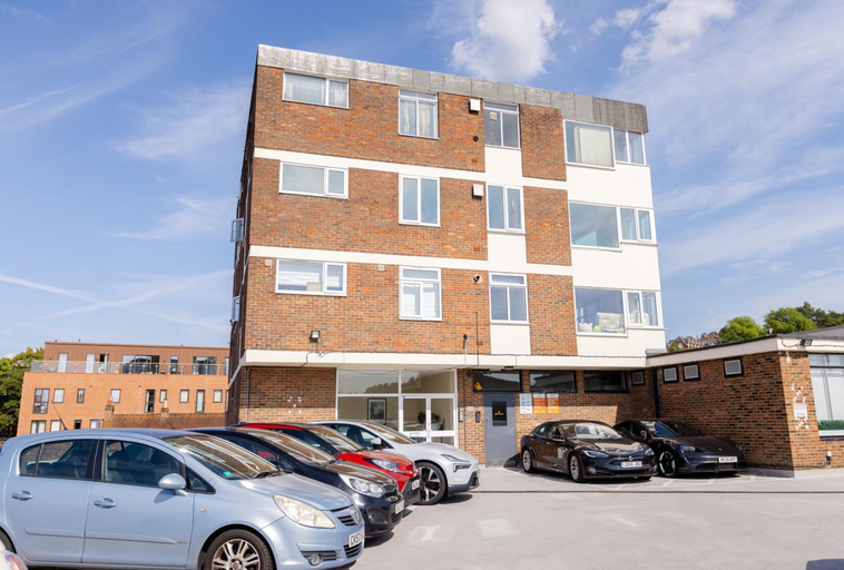 Others 2, Apartment - Sleeps 6 - Parking - WiFi, Surrey