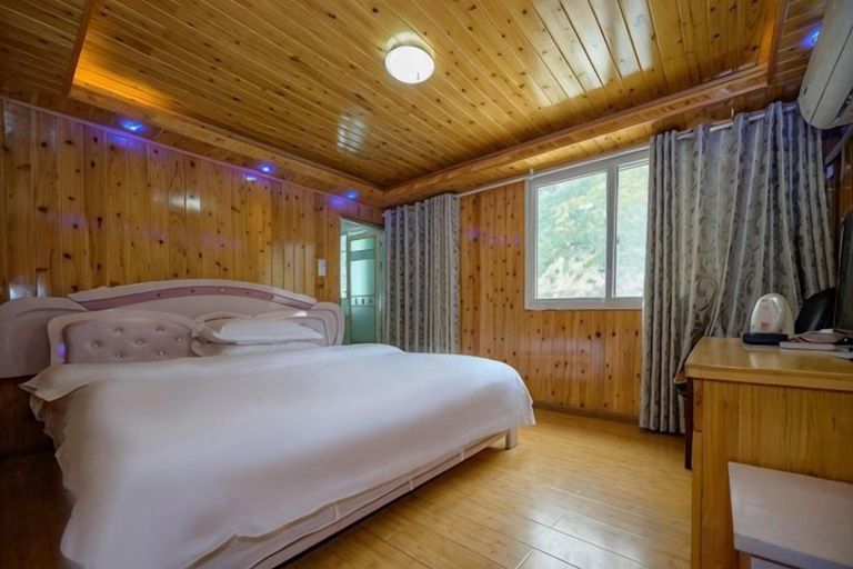 Bedroom 3, Xiyi Shengshi Hotel, Garzê Tibetan