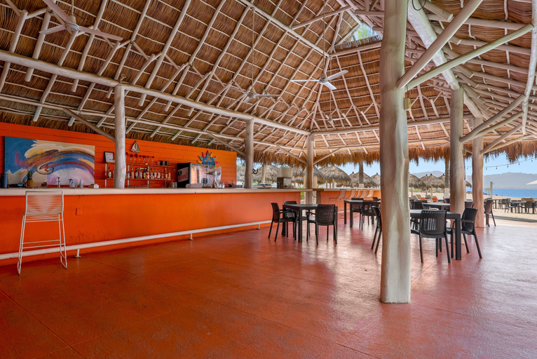 Others 4, Oceanfront 1BR Condo With Pool, Gym, AC, and Balcony, Compostela