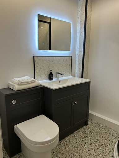 Bathroom 5, Oliver Twist Country Inn, Cambridgeshire