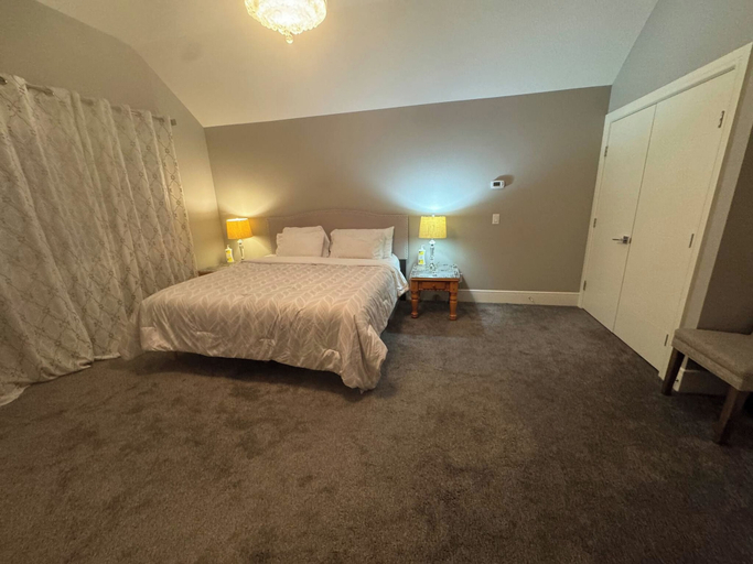 Others 4, Luxurious 7-bedroom House Rental in Chestermere, Canada, Division No. 6