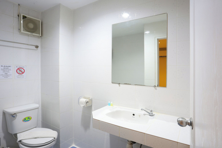 Bathroom 4, Walking Street Guest House, Pattaya