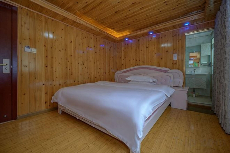 Bedroom 3, Xiyi Shengshi Hotel, Garzê Tibetan