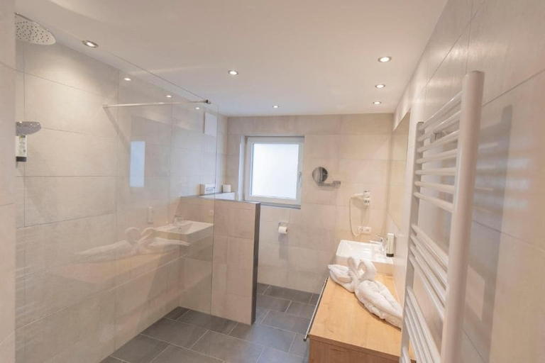 Bathroom 3, Berghotel Rasis, Landeck
