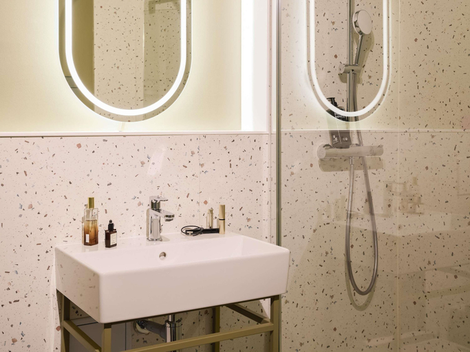 Bathroom 4, ibis Styles Annecy Le Vieux, Haute-Savoie