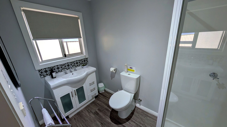 Bathroom 4, Four Seasons Waterfront Villas, Tasman