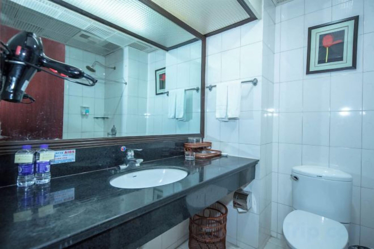 Bathroom, Zhezhi Jianguo Hotel (Lu Xun's hometown), Shaoxing