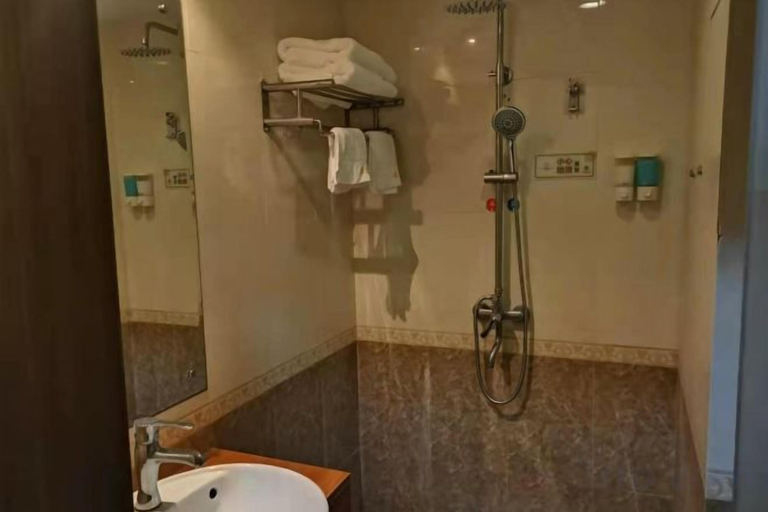 Bathroom 4, Jingshiji Express Hotel, Xishuangbanna Dai