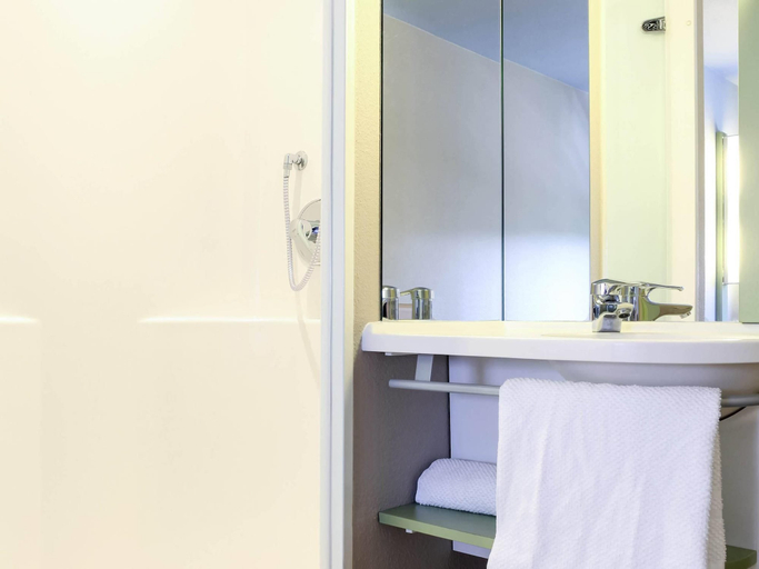 Bathroom 4, ibis budget Nancy Centre, Meurthe-et-Moselle