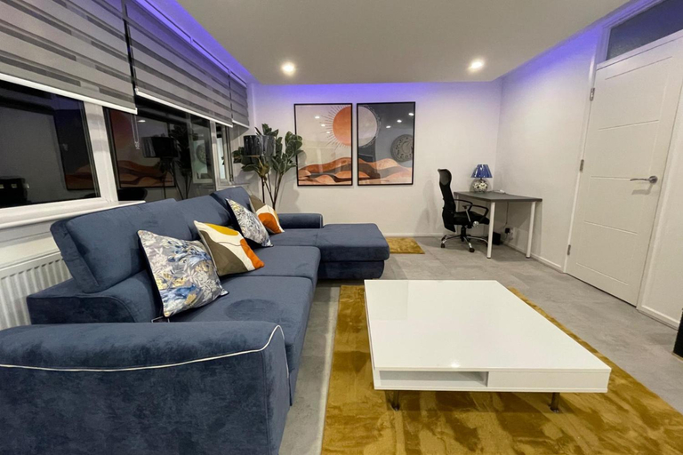 Others 3, Apartment - Sleeps 6 - Parking - WiFi, Surrey
