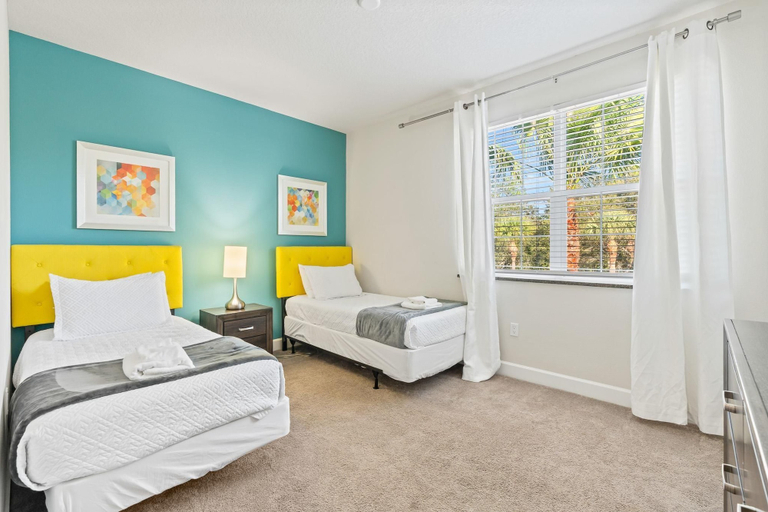 Others 2, 3BR Townhome w/ Private Pool Near Disney, Lake