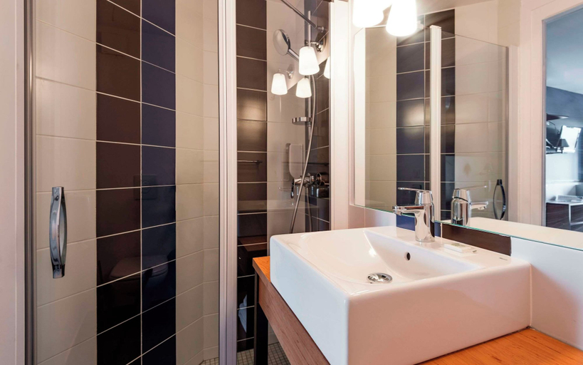 Bathroom 4, Brit Hotel De Paris, Pyrénées-Atlantiques