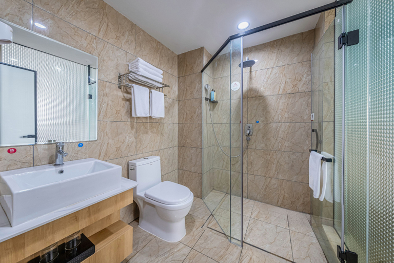 Bathroom 3, Fairyland Hotel (Dali Erhai Park Railway Station), Dali Bai