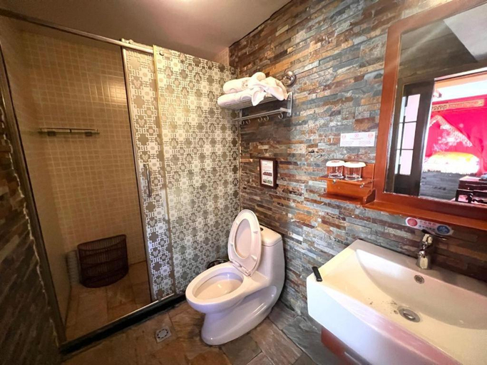 Bathroom, Beijing Double Happiness Courtyard Hotel, Beijing